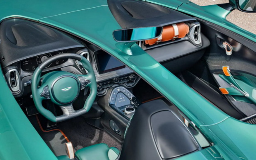 Исклучително редок Aston Martin V12 Speedster на продажба